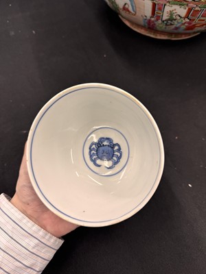 Lot 304 - A CHINESE BLUE AND WHITE 'CRAB' BOWL