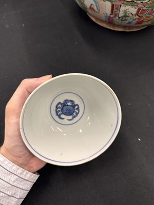 Lot 304 - A CHINESE BLUE AND WHITE 'CRAB' BOWL