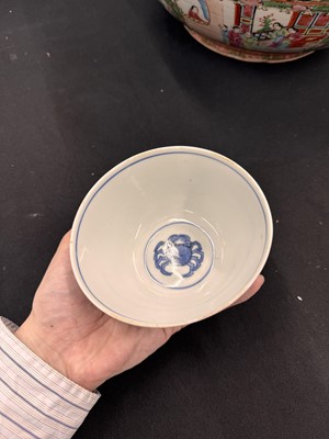 Lot 304 - A CHINESE BLUE AND WHITE 'CRAB' BOWL