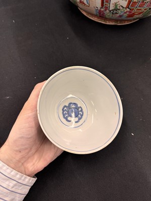 Lot 304 - A CHINESE BLUE AND WHITE 'CRAB' BOWL