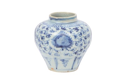 Lot 667 - A SMALL CHINESE BLUE AND WHITE JAR