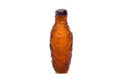 Lot 334 - A CHINESE AMBER COLOURED GLASS 'DRAGON' SNUFF BOTTLE