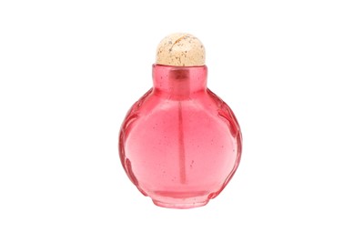 Lot 336 - A CHINESE PINK GLASS 'CHILONG' SNUFF BOTTLE