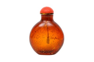 Lot 340 - λ A CHINESE GOLD-SPECKLED AMBER-COLOURED GLASS SNUFF BOTTLE