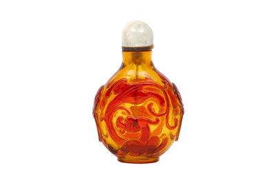 Lot 341 - A CHINESE YELLOW AND AMBER COLOURED GLASS 'CHILONG' SNUFF BOTTLE