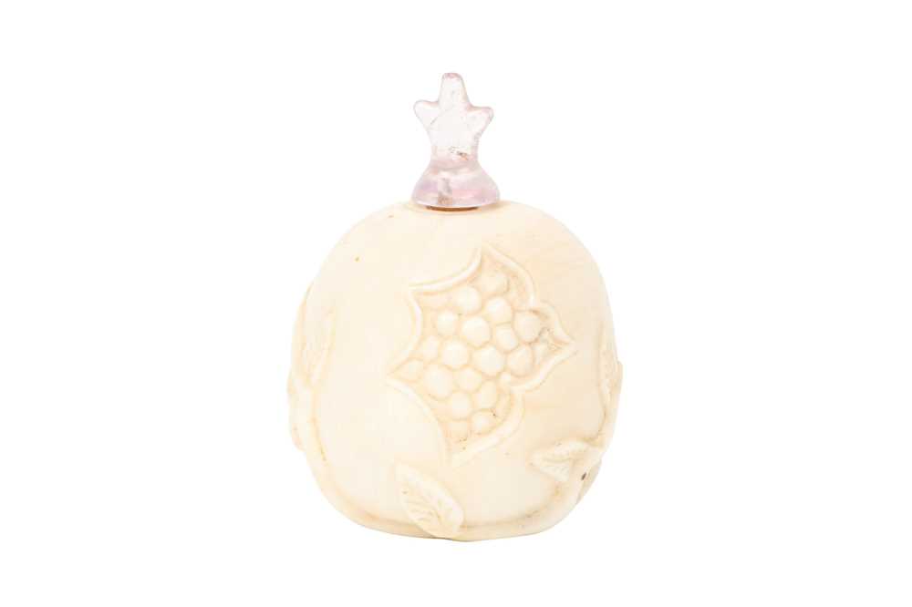 Lot 343 - A CHINESE CONCH SHELL 'POMEGRANATE' SNUFF
