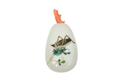 Lot 321 - λ A CHINESE FAMILLE-ROSE PORCELAIN 'CRICKET' SNUFF BOTTLE