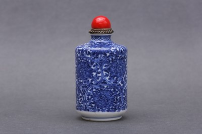 Lot 318 - λ A FINE CHINESE BLUE AND WHITE PORCELAIN 'LOTUS' SNUFF BOTTLE