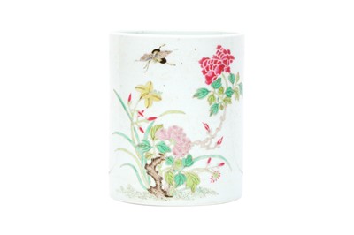 Lot 105 - A CHINESE FAMILLE-ROSE 'BUTTERFLY AND BLOSSOMS' BRUSH POT, BITONG