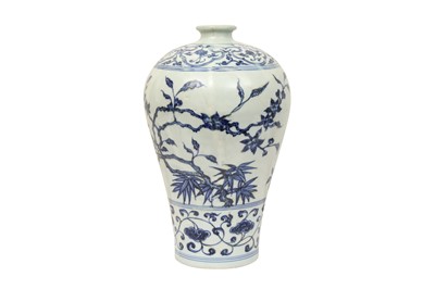 Lot 305 - A CHINESE BLUE AND WHITE 'LILIES AND BAMBOO' VASE, MEIPING