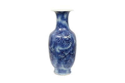 Lot 129 - A CHINESE BLUE AND WHITE 'DRAGONS' VASE