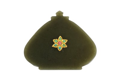 Lot 80 - A JADE INTAGLIO ENCRUSTED WITH A KUNDAN-SET FLOWERHEAD