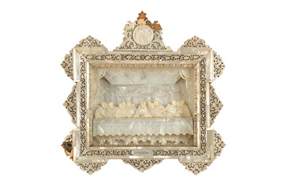 Lot 116 - A MOTHER OF PEARL DIORAMA OR ICON FEATURING A SCENE OF THE LAST SUPPER