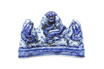 Lot 126 - A CHINESE BLUE AND WHITE 'DRAGON' BRUSH REST