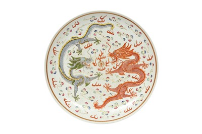 Lot 358 - A CHINESE FAMILLE-ROSE 'DRAGONS' CHARGER