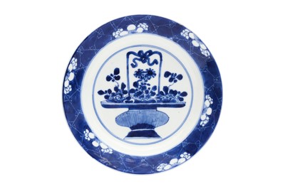 Lot 255 - A CHINESE EXPORT BLUE AND WHITE FLOWER BASKET DISH