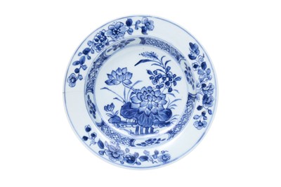 Lot 448 - A CHINESE EXPORT BLUE AND WHITE ‘LOTUS’ DISH