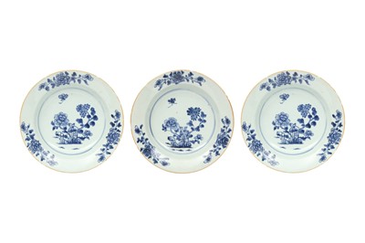 Lot 454 - A SET OF FOUR CHINESE EXPORT BLUE AND WHITE ‘PEONY’ DISHES