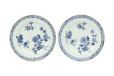 Lot 452 - A PAIR OF CHINESE EXPORT BLUE AND WHITE 'FLOWERS AND FRUIT' DISHES