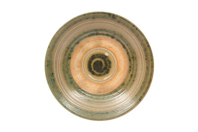 Lot 834 - A JAPANESE POTTERY GREEN GLAZED DISH BY SHOJI HAMADA (1894-1978)