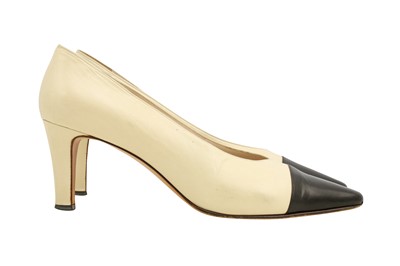 Lot 306 - Chanel Cream Classic Bi Colour Heeled Pump - Size 40.5