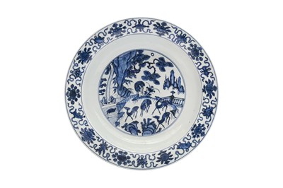 Lot 303 - A LARGE CHINESE BLUE AND WHITE 'DEER' CHARGER