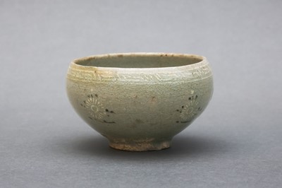 Lot 392 - A KOREAN INLAID SLIP-DECORATED SANGAM CELADON 'FLORAL' BOWL