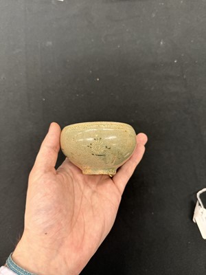 Lot 392 - A KOREAN INLAID SLIP-DECORATED SANGAM CELADON 'FLORAL' BOWL