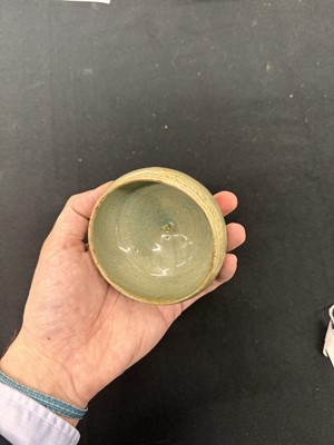 Lot 392 - A KOREAN INLAID SLIP-DECORATED SANGAM CELADON 'FLORAL' BOWL