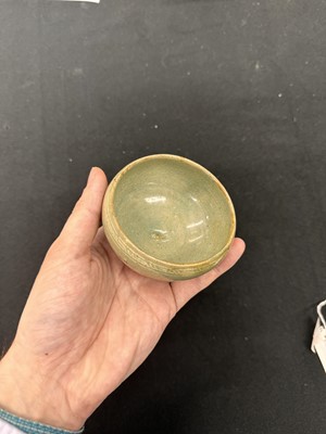 Lot 392 - A KOREAN INLAID SLIP-DECORATED SANGAM CELADON 'FLORAL' BOWL
