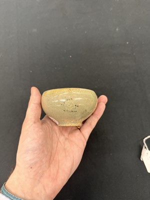 Lot 392 - A KOREAN INLAID SLIP-DECORATED SANGAM CELADON 'FLORAL' BOWL