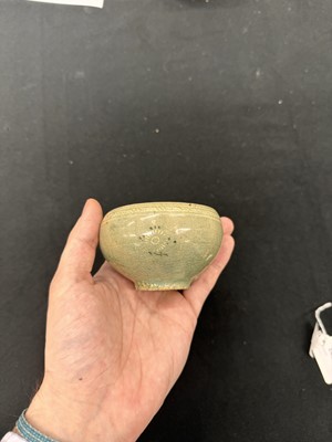 Lot 392 - A KOREAN INLAID SLIP-DECORATED SANGAM CELADON 'FLORAL' BOWL