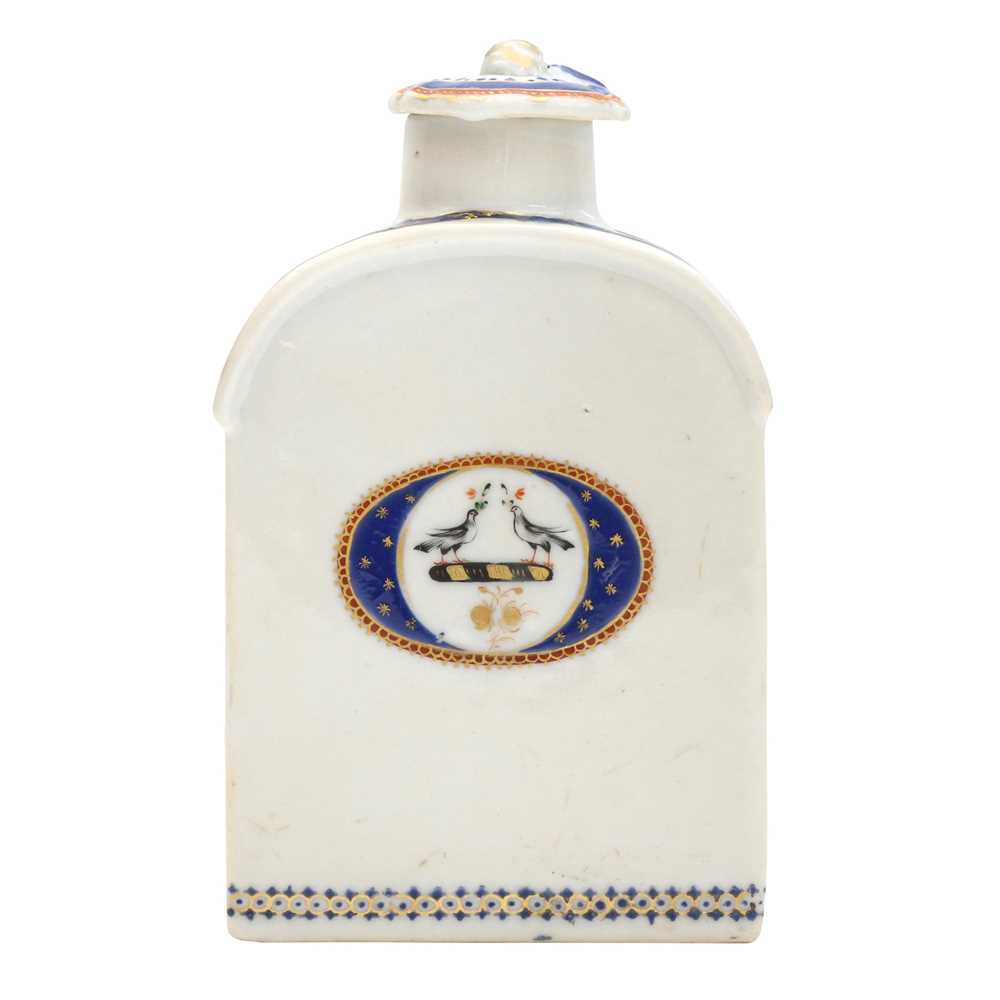 Lot 461 - A Chinese export armorial tea caddy and cover, Qing dynasty, Qianlong period