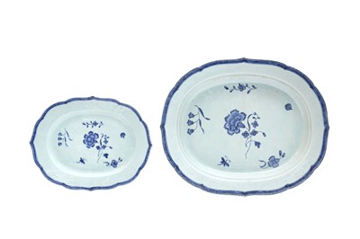 Lot 256 - A SET OF TWO CHINESE EXPORT BLUE AND WHITE 'FLORAL' SCALLOPED DISHES