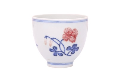 Lot 378 - A CHINESE BLUE AND WHITE AND COPPER-RED CUP