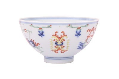 Lot 379 - A CHINESE WUCAI 'HONEYSUCKLE PATTERN' BOWL