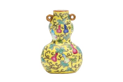 Lot 347 - A CHINESE YELLOW-GROUND DOUBLE-GOURD SNUFF BOTTLE