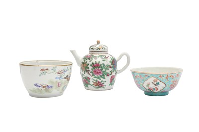 Lot 114 - A GROUP OF THREE CHINESE FAMILLE-ROSE CERAMICS