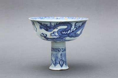 Lot 302 - A CHINESE BLUE AND WHITE 'DRAGON' STEM BOWL