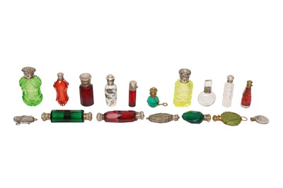 Lot 247 - A MIXED GROUP OF ASSORTED SMALL SCENT BOTTLES TO INCLUDE UNMARKED SILVER EXAMPLES