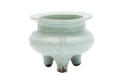 Lot 299 - A LARGE CHINESE LONGQUAN CELADON TRIPOD CENSER