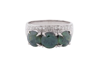 Lot 249 - A GREEN SAPPHIRE AND DIAMOND RING