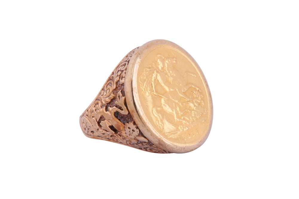 Lot 66 - A HALF SOVEREIGN COIN RING
