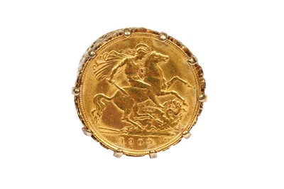 Lot 32 - A HALF SOVEREIGN COIN RING, CIRCA 1975