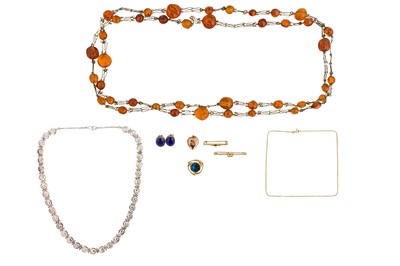 Lot 68 - A GROUP OF GOLD, SILVER AND AMBER JEWELLERY