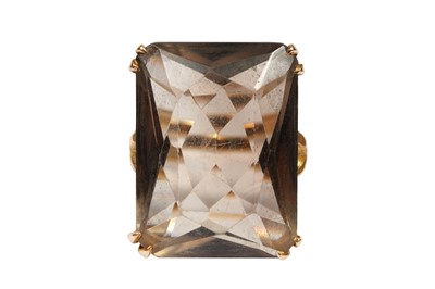 Lot 29 - A 9CT YELLOW GOLD SMOKY QUARTZ RING, CIRCA 1968