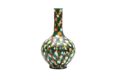 Lot 365 - A CHINESE 'EGG AND SPINACH' 'DRAGON' VASE