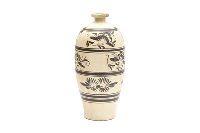 Lot 293 - A CHINESE CIZHOU BROWN AND WHITE GLAZED 'FLORAL' VASE, MEIPING