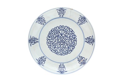 Lot 136 - A CHINESE BLUE AND WHITE 'SHOU' DISH