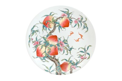 Lot 366 - A CHINESE FAMILLE-ROSE 'BATS AND PEACHES' DISH